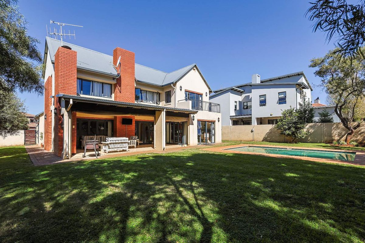Stunning 4-Bed Corner Unit with Private Pool in Silverwood Estate - Photo 4