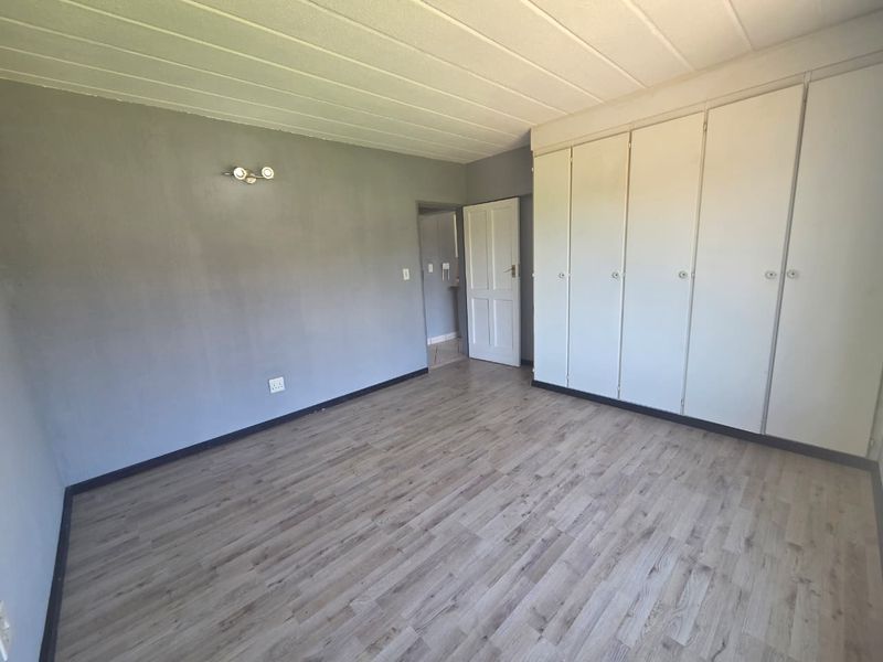 Spacious 2-Bedroom Upstairs Unit – Convenience at Its Best - Photo 10