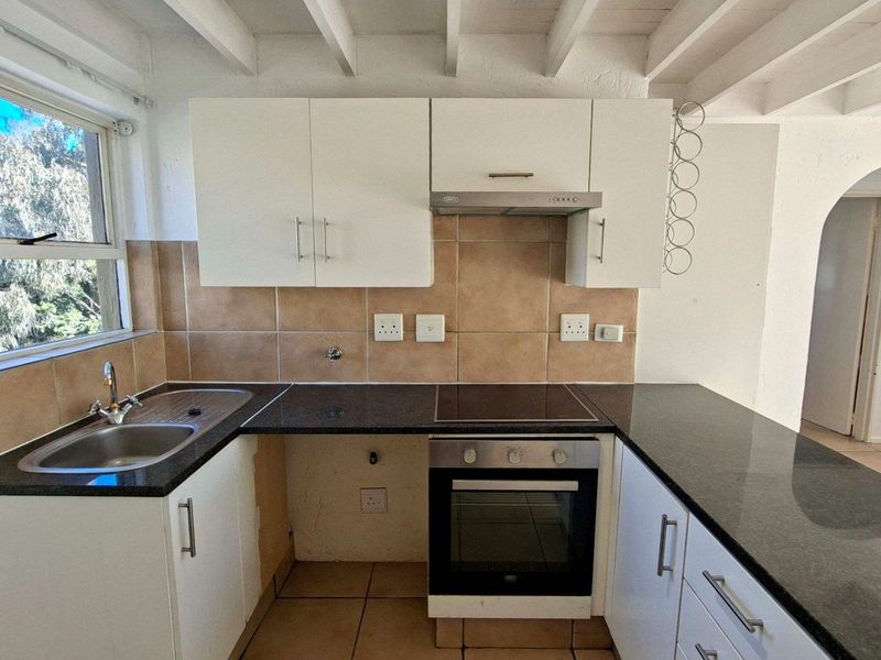 Spacious 2 bed, 1 bath loft apartment available in Lonehill - Photo 2