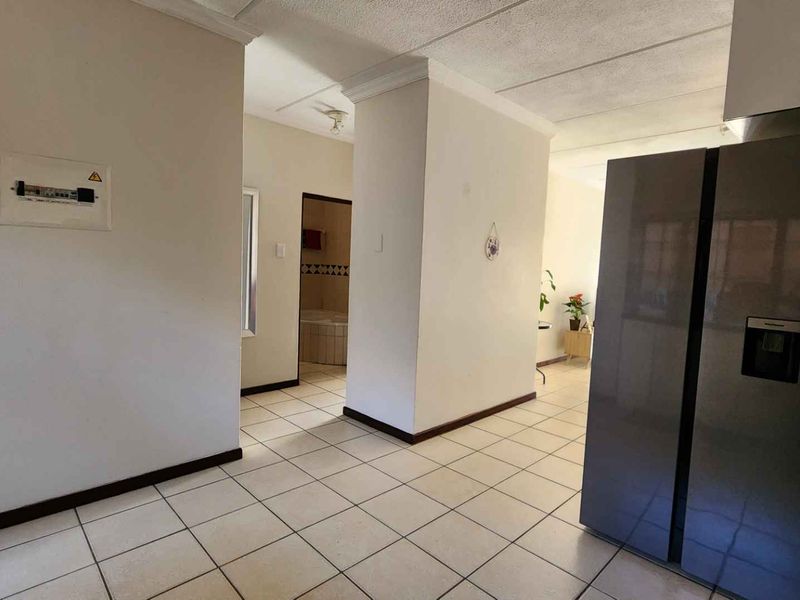 2 Bedroom Apartment For Sale in Heatherview - Photo 3