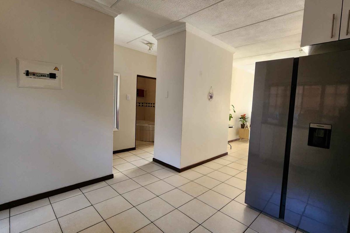 2 Bedroom Apartment For Sale in Heatherview - Photo 3