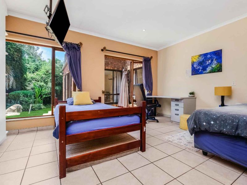 6 Bedroom Family Home For Sale In Bryanston - Photo 10