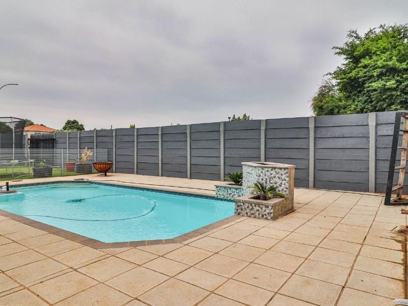 MODERN FAMILY HOME WITH EXTRA-LARGE BEDROOMS, SOLAR & PRIME LOCATION IN VERWOERDPARK - Photo 2