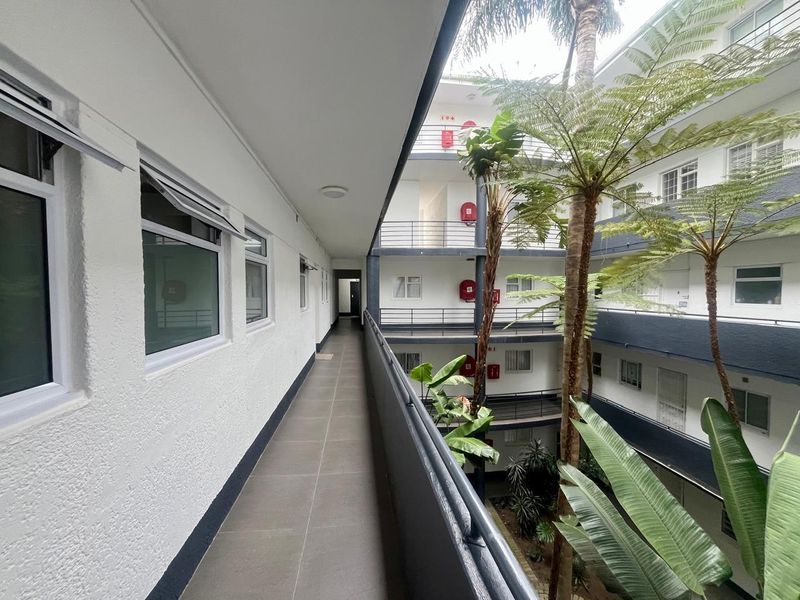 3 Bedroom Apartment with Parking, Steps from the Promenade - Photo 9