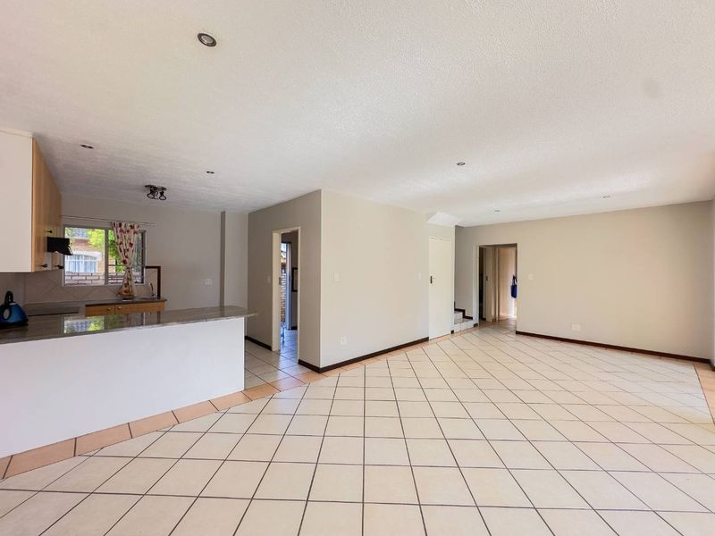 3 Bedroom Duplex with Private Garden - Photo 8