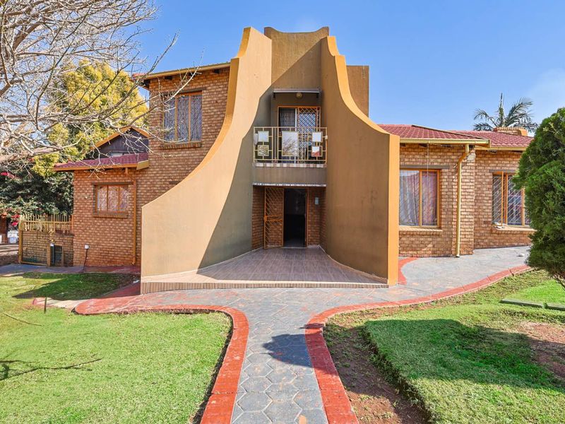 Spacious 3 Bedroom Family Home with Income-Generating Flatlets - Photo 1