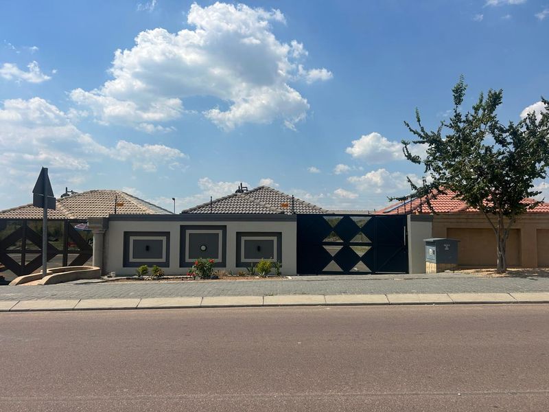Clayville - R 950 000 Neat Family Home ! - Photo 2