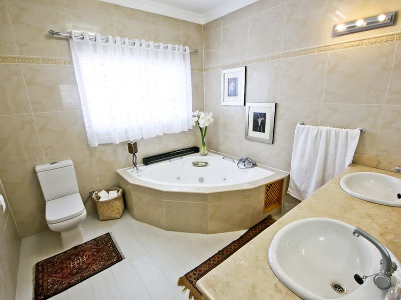 Immaculate family home in quiet neighbourhood - 4 Bedrooms - Photo 10