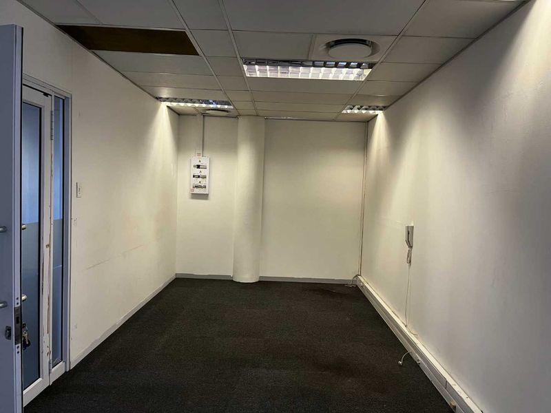 Superb Views & Air Conditioned Offices in Milnerton - Photo 5