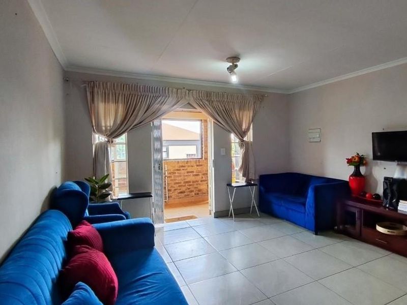 Priced to sell townhouse - Photo 3