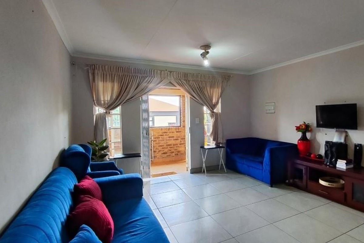 Priced to sell townhouse - Photo 3