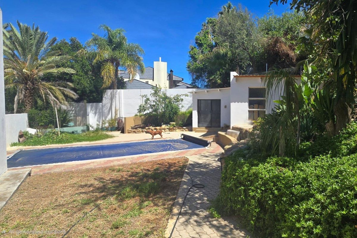 Spacious property in a quiet cul-de-sac with lots of parking - Photo 4