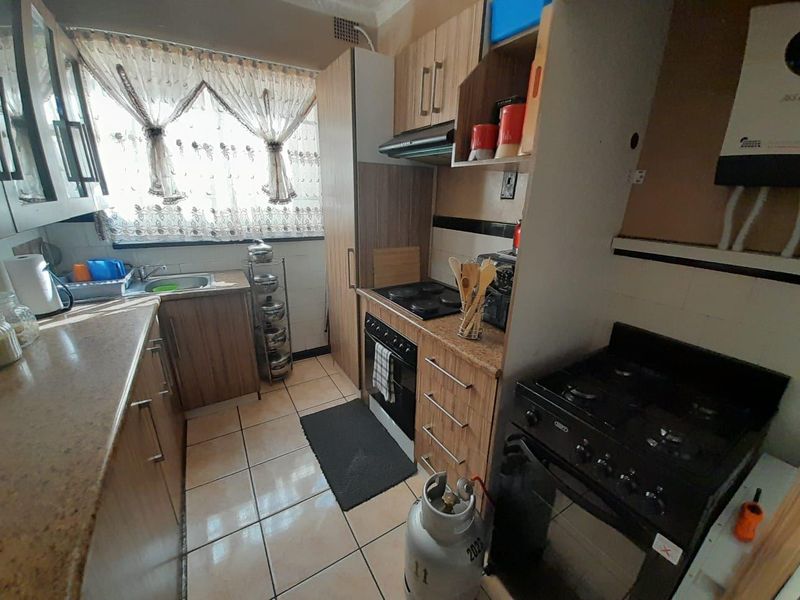 "Neat two bedroom apartment for sale" - Photo 6