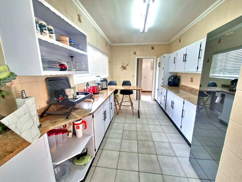 Stunning 4 Bedroom family home in Weltevredenpark - Photo 10