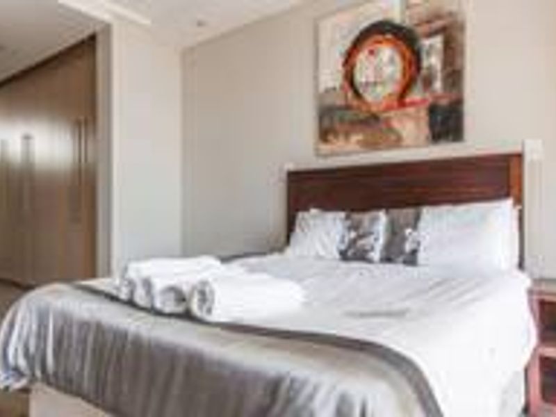 A FANTASTIC THREE BEDROOM FURNISHED PENTHOUSE - Photo 7