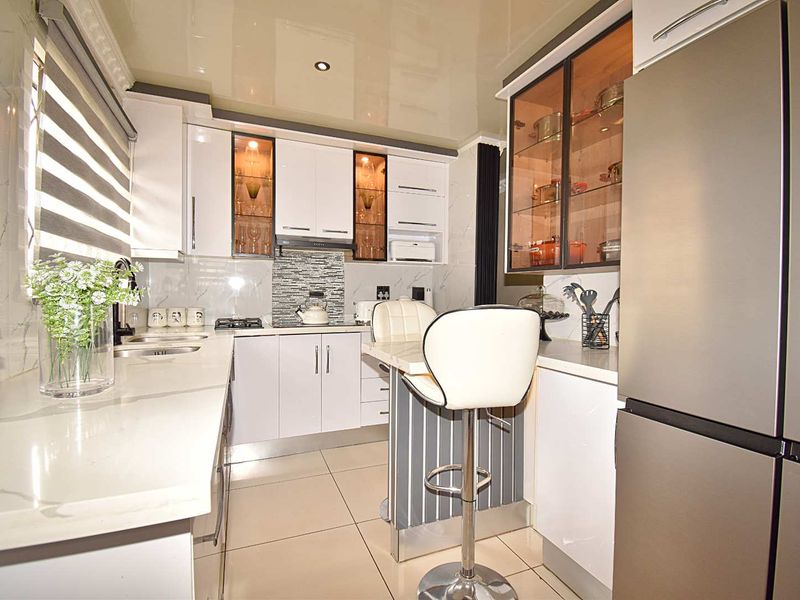 Modern 3 Bedroom, 2 Bathroom Home in Dawn Park - Photo 3