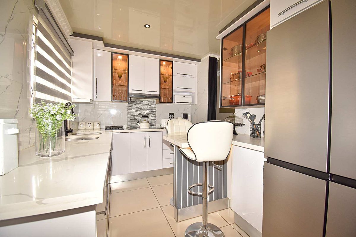 Modern 3 Bedroom, 2 Bathroom Home in Dawn Park - Photo 3