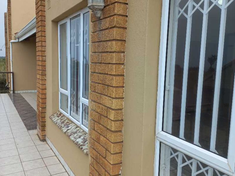 3 Bedroom Home with Balcony Seaview - Photo 4