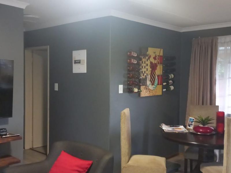 2 bedroom ground floor simplex with private garden+garage+wendy for extra store facility - Photo 5