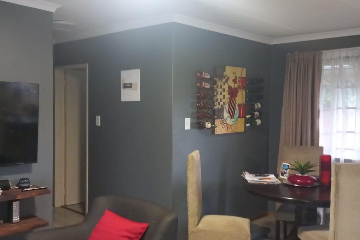2 bedroom ground floor simplex with private garden+garage+wendy for extra store facility - Photo 5