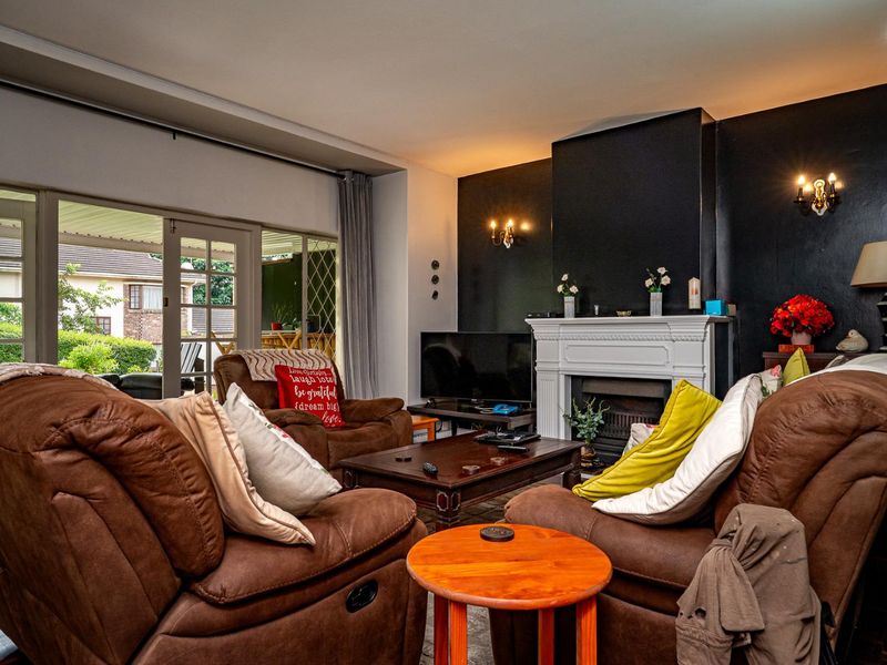 SPACIOUS DUPLEX LIVING IN SOUGHT-AFTER GILLITTS - Photo 8