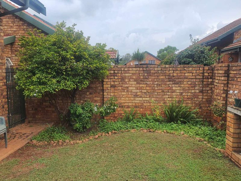 URGENT SALE !!! PRICE REDUCED TO R850.000 !!! UP FOR GRABS!!!.. HOPE YOU'RE NOT TOO LATE TO GRAB IT FOR YOURSELF!!!!... - Photo 4