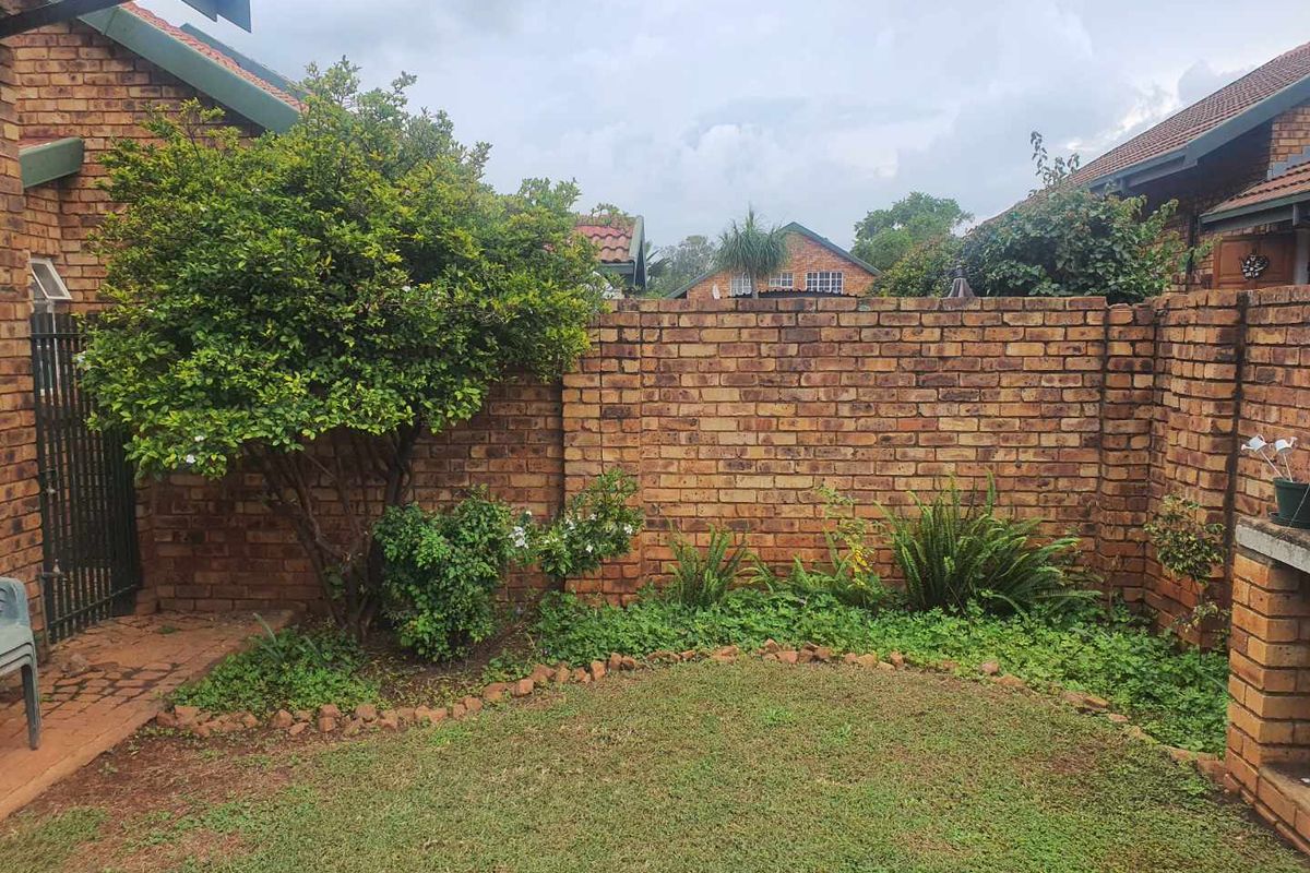 URGENT SALE !!! PRICE REDUCED TO R850.000 !!! UP FOR GRABS!!!.. HOPE YOU'RE NOT TOO LATE TO GRAB IT FOR YOURSELF!!!!... - Photo 4