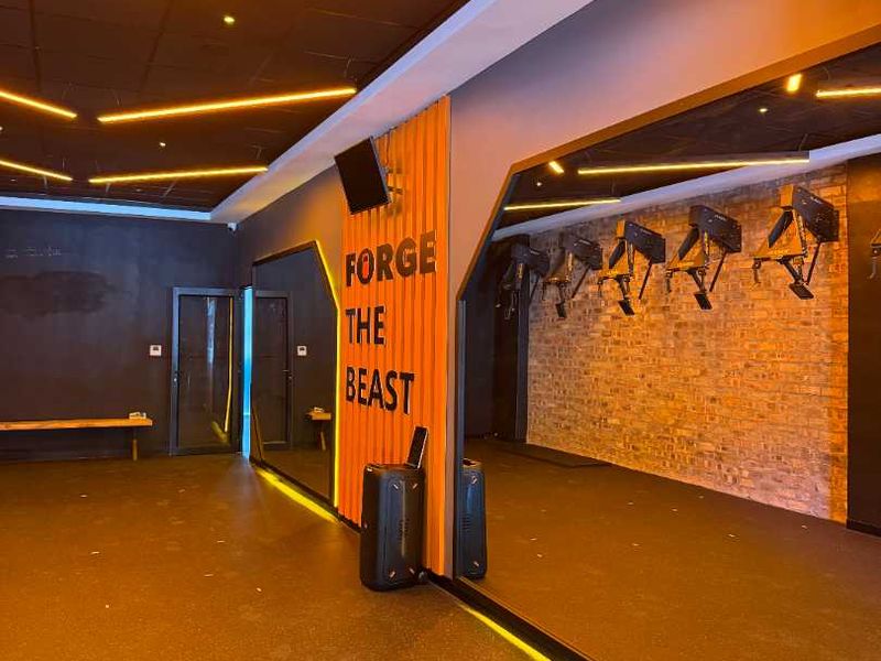 36m2 of retail space within a heated Hyrox gym ideal for fitness, chiropractors - Photo 4