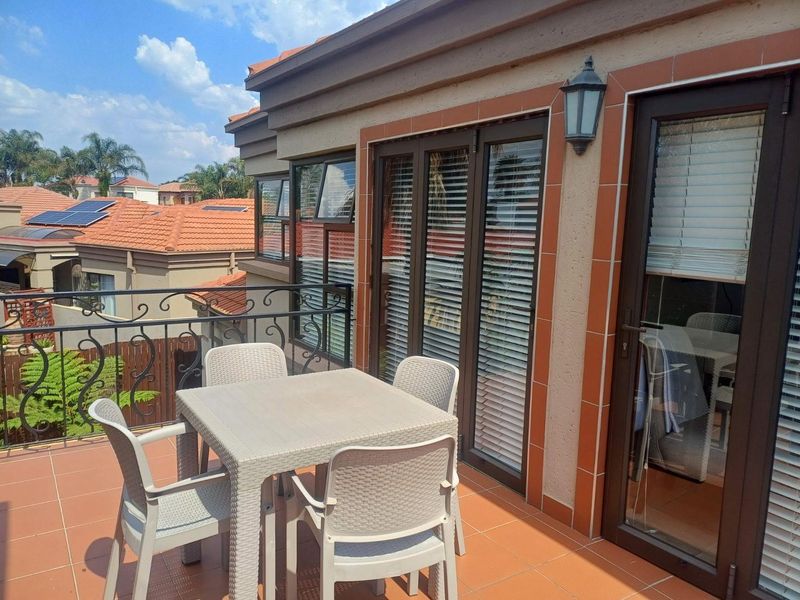 Exquisite Newly Renovated Cluster in a Prestigious Secure Estate - Photo 2