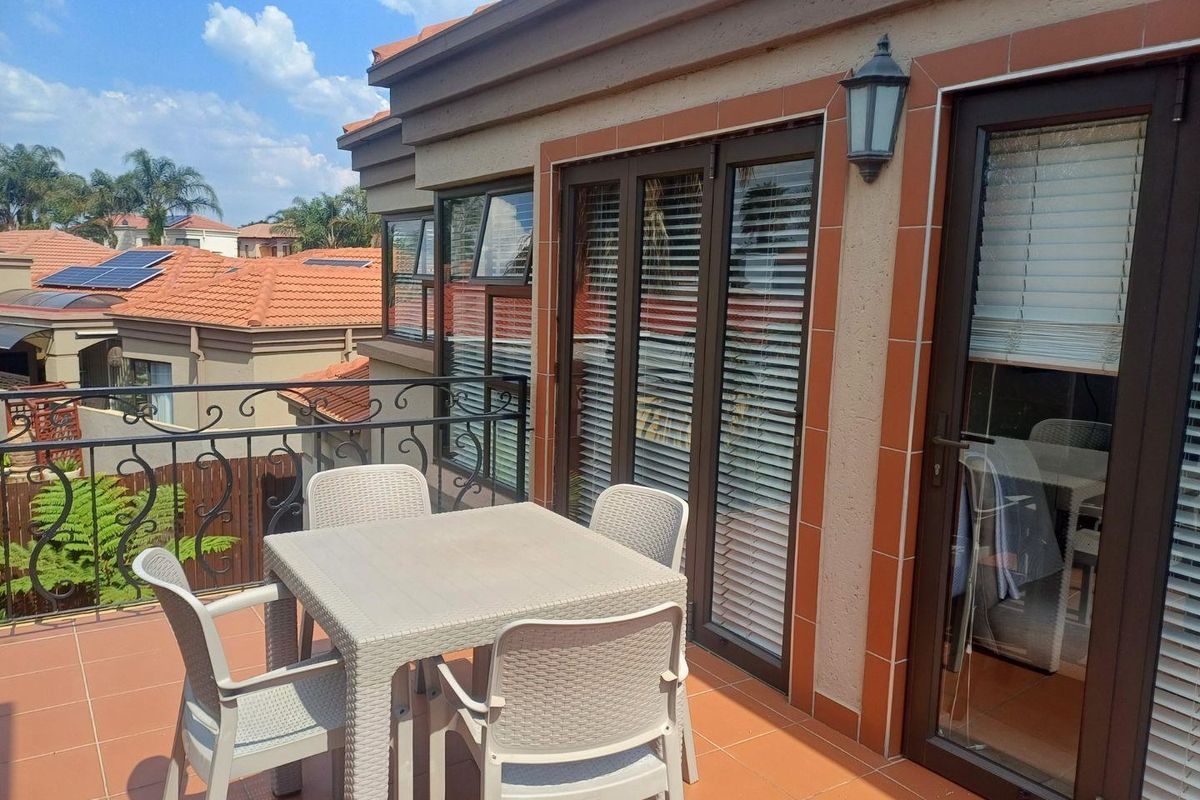 Exquisite Newly Renovated Cluster in a Prestigious Secure Estate - Photo 2