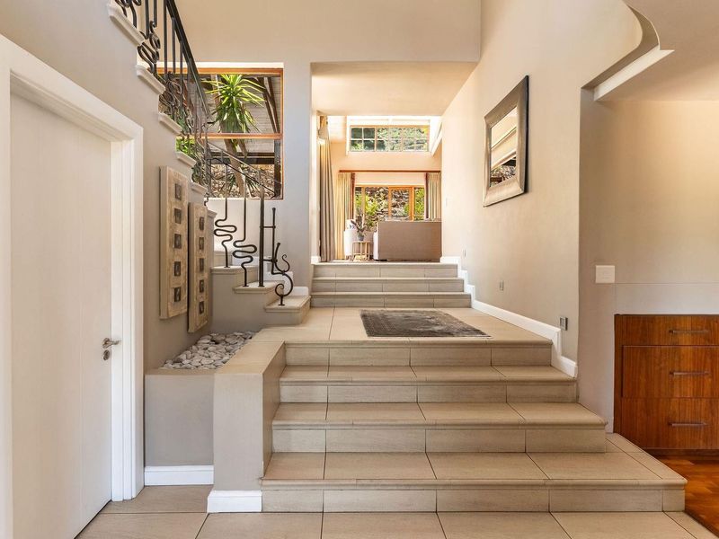 Beautiful North Facing “Philip Briel Designed”, family home. - Photo 4