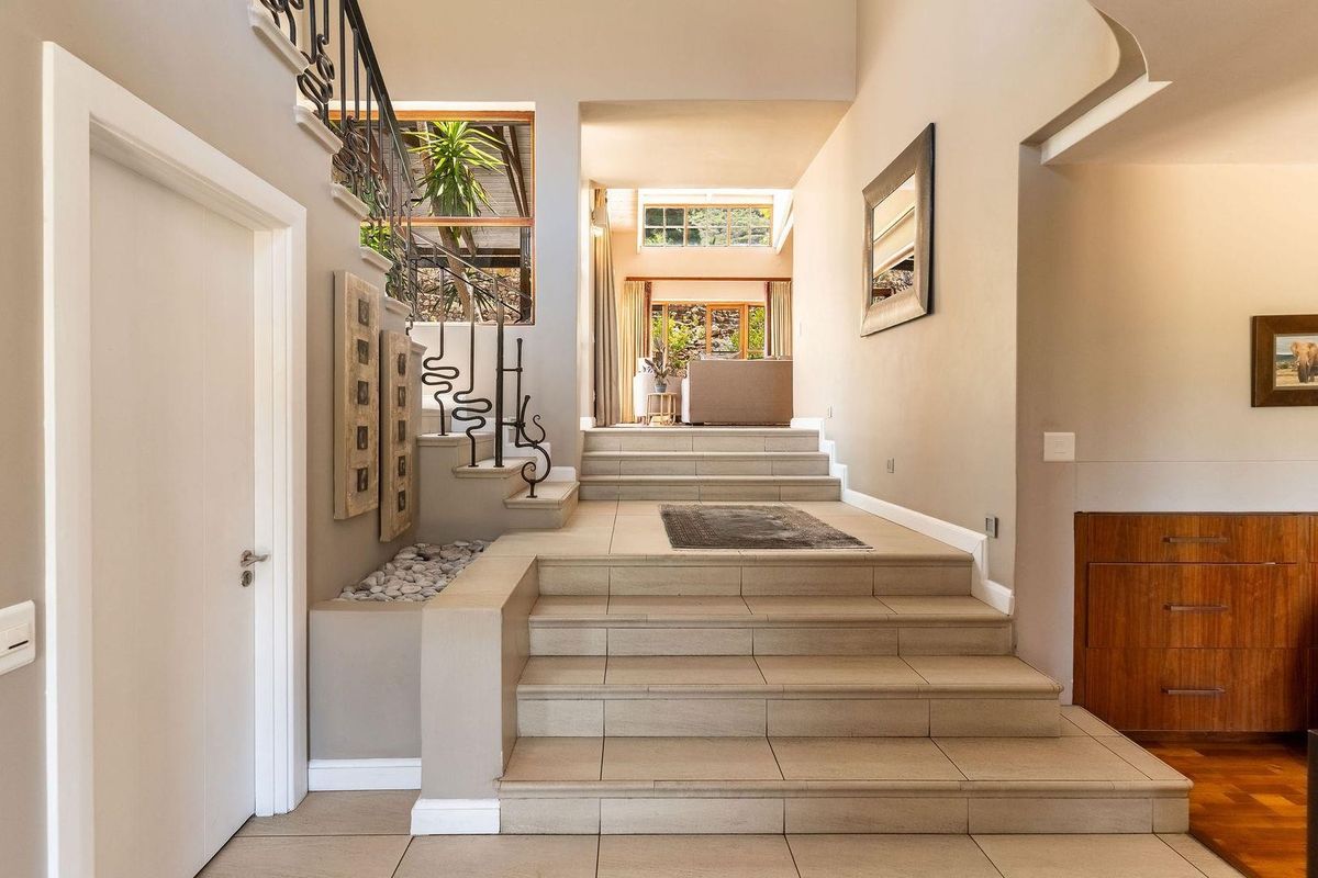 Beautiful North Facing “Philip Briel Designed”, family home. - Photo 4