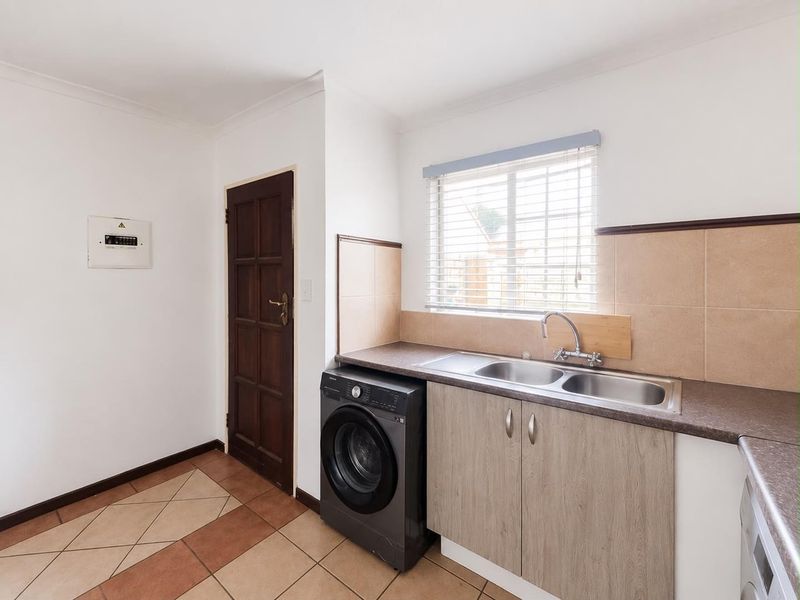3 Bedroom Simplex With A Private Garden - Photo 2