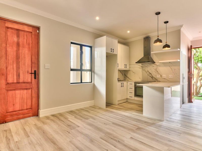 Recently renovated apartment ideal for a young professional or varsity student. - Photo 4