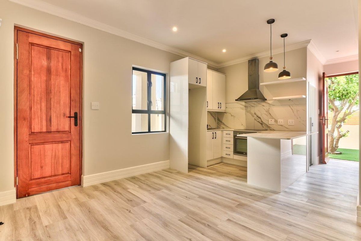 Recently renovated apartment ideal for a young professional or varsity student. - Photo 4