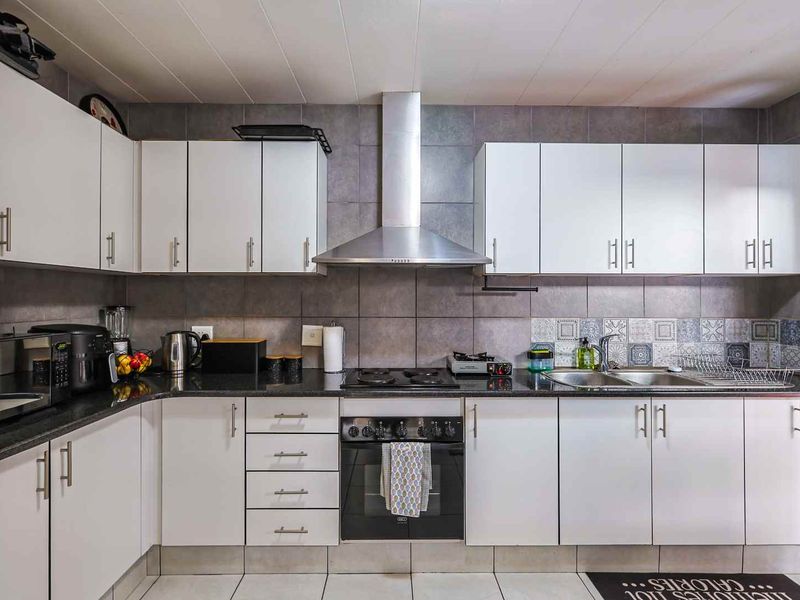 Move-In Ready Comfort | Secure, Renovated Living in the Heart of Constantia Park - Photo 10
