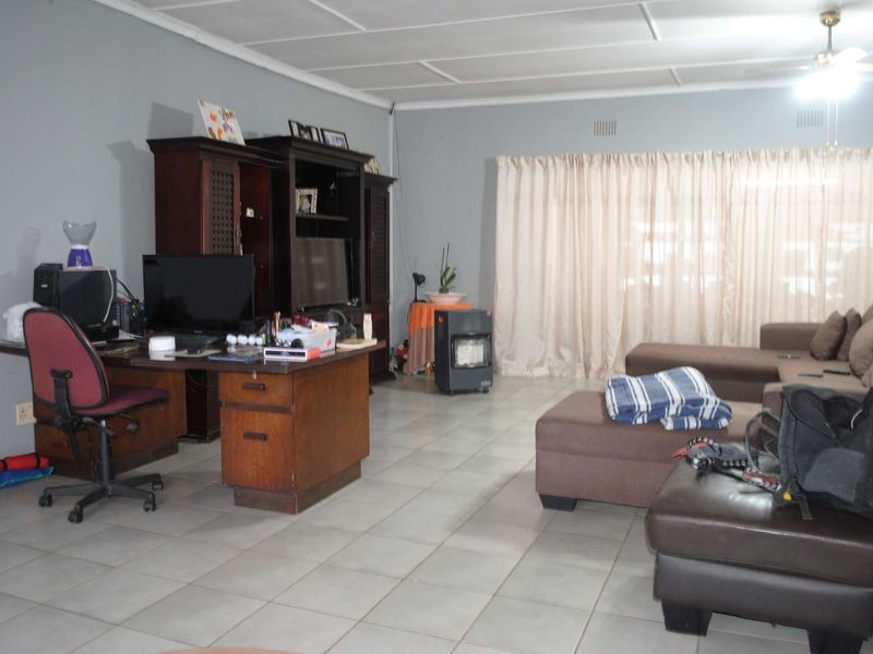 Spacious Home with Flatlet possibilities with pool lapa and 5kva inverter (Battery Backup) - Photo 10