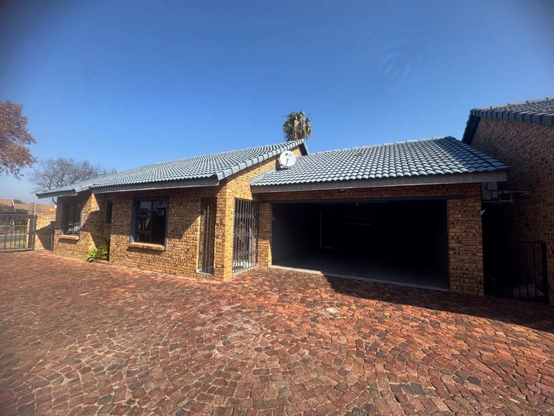 Lovely Cluster for Sale in Brackenhurst - Photo 3