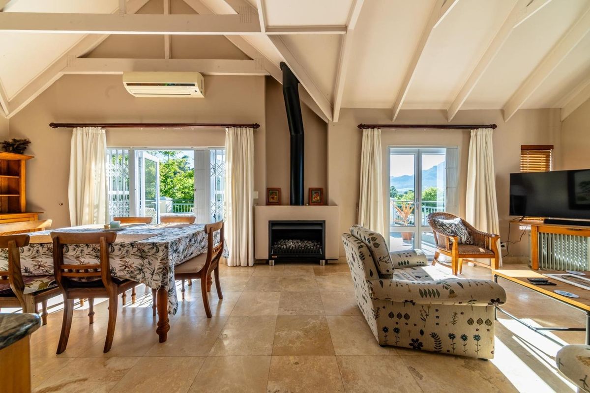 Spacious Furnished Apartment with Mountain Views in Stellenbosch - Photo 2