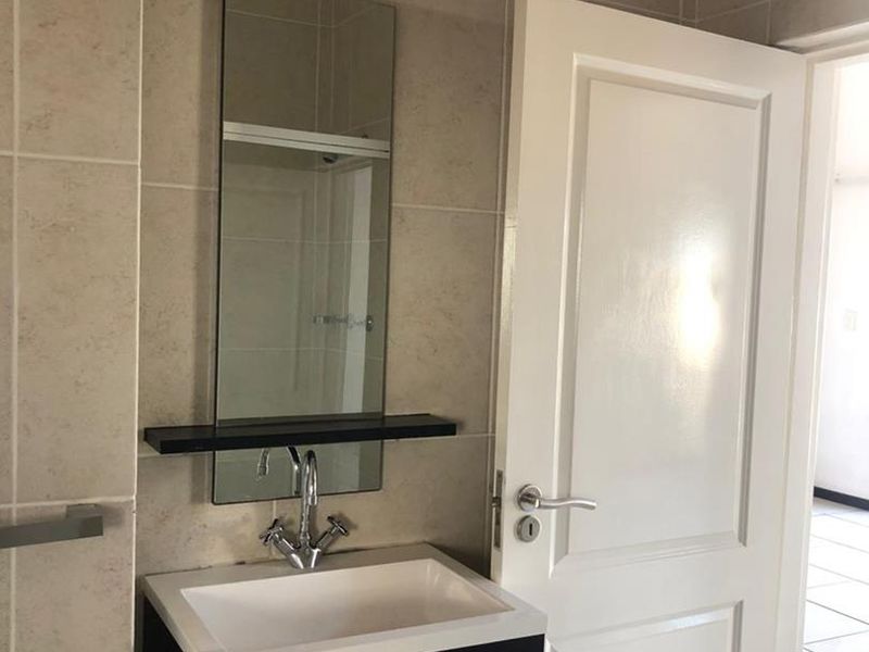Stunning one bedroom penthouse unit in Strelitzia - Photo 5