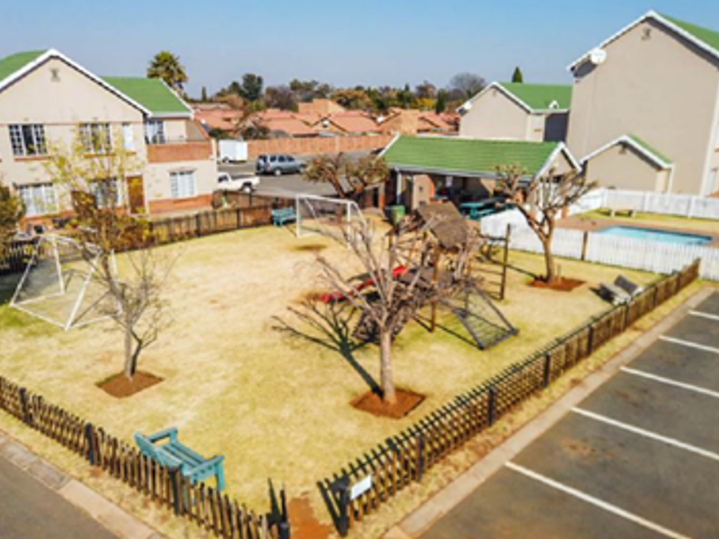 FOR RENT — Easy Living in Secure Villa Victoria, Brentwood Park - Photo 9