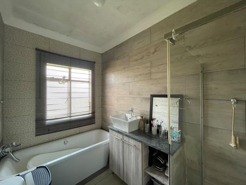 ✨ Modern 3-Bedroom Simplex for Sale – Secure Estate Living! - Photo 8
