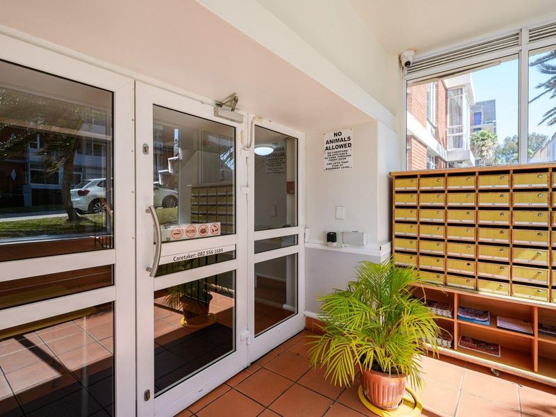 Spacious unit with lots of extras and a sea view - Photo 7