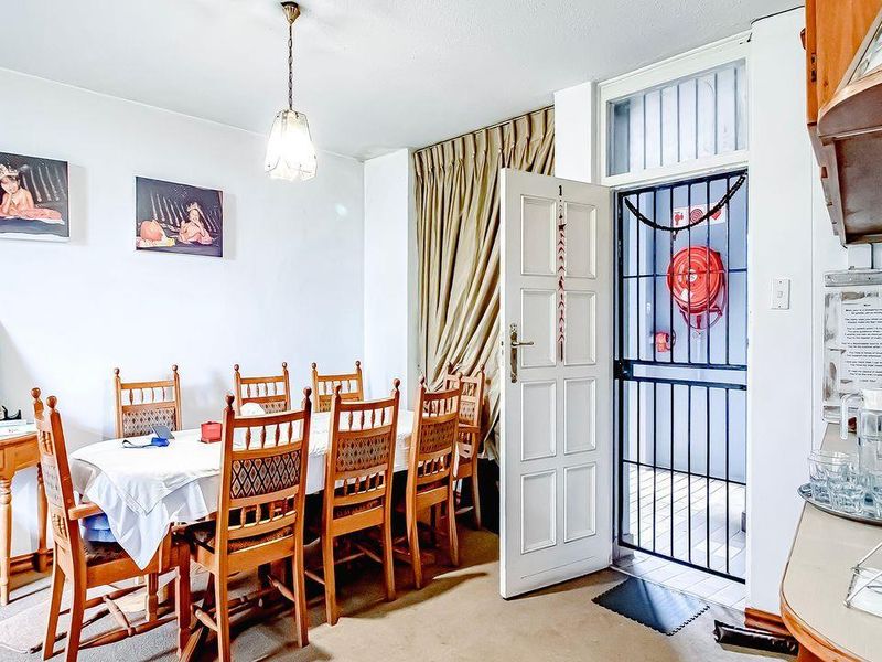 Spacious 3 bedroom ground floor flat - Photo 4