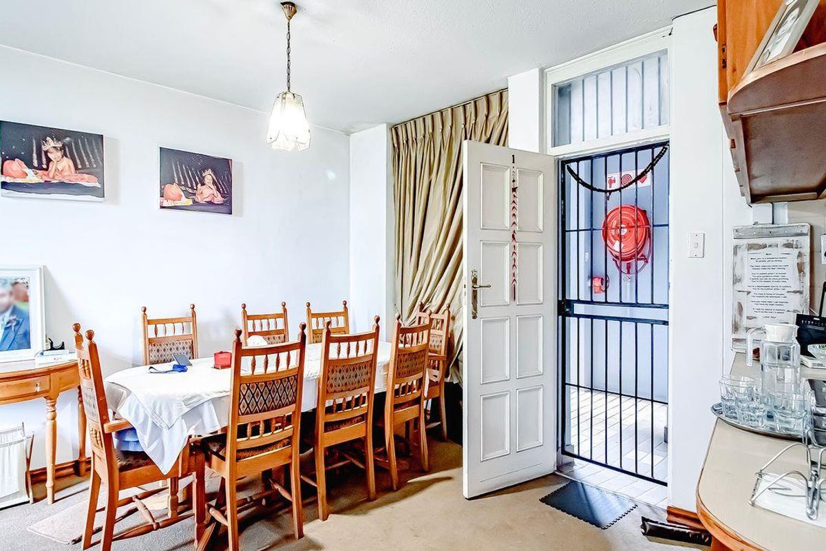 Spacious 3 bedroom ground floor flat - Photo 4