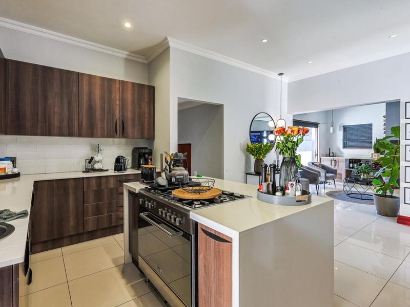 Charming Family Home: Newly Renovated 3-Bedroom - Photo 7