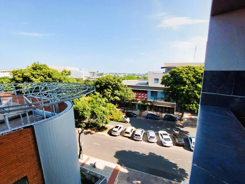 Stylish Three Bedroom Apartment in Prime Umhlanga Location - Photo 2