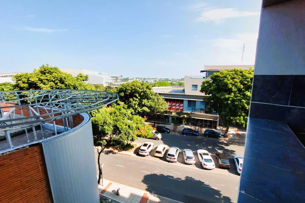 Stylish Three Bedroom Apartment in Prime Umhlanga Location - Photo 2