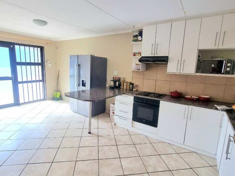 SPACIOUS TOWNHOUSE FOR SALE - Photo 7
