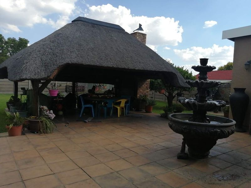 Spacious, well maintained home - Photo 2